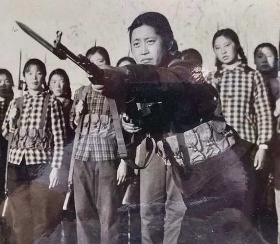脱掉军装女民兵(形象传播)(脱去军装,军人的气质还在)